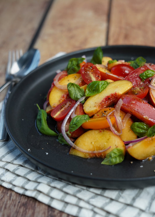 Salade de pêches et tomates ancestrales