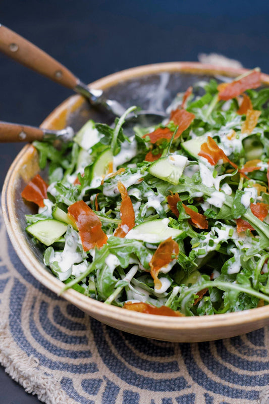 Salade de roquette, concombres, vinaigrette aigrelette et chips de prosciutto