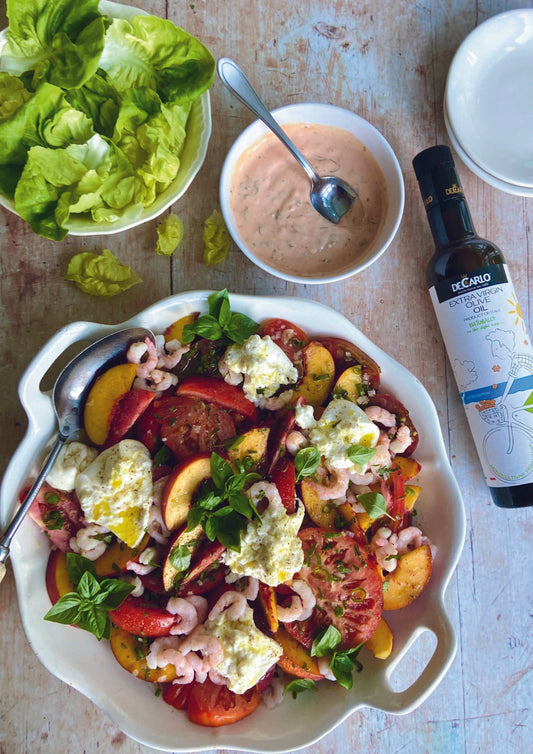 Salade de tomates, pêches et burrata, crevettes de Matane, sauce rosée à l'ail et au basilic