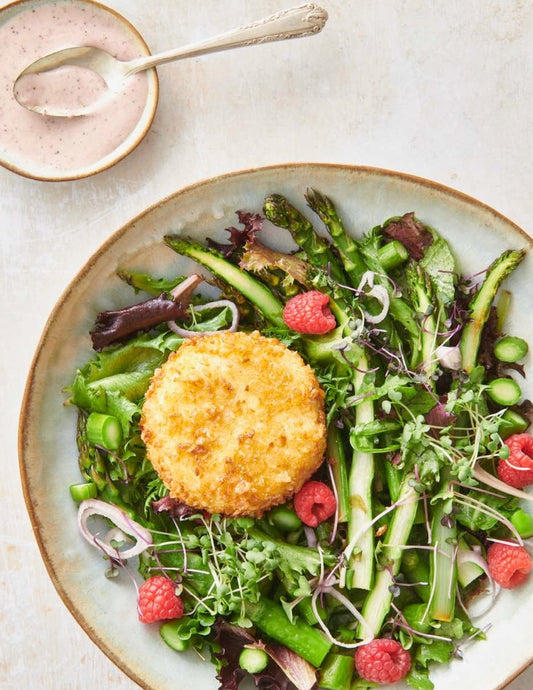 Salade printanière, asperge et fromage de chèvre croustillant