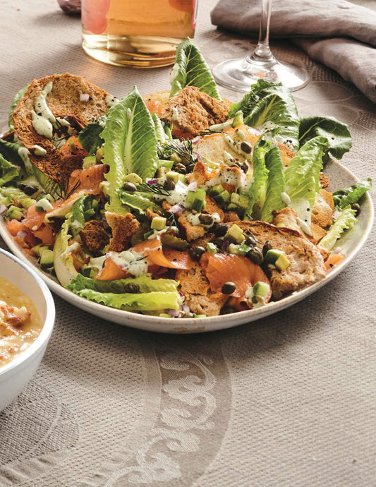 Salade romaine comme un bagel au saumon fumé