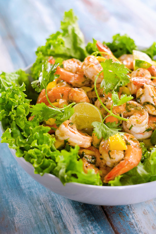Salade tiède de crevettes sautées, avocat et mangue