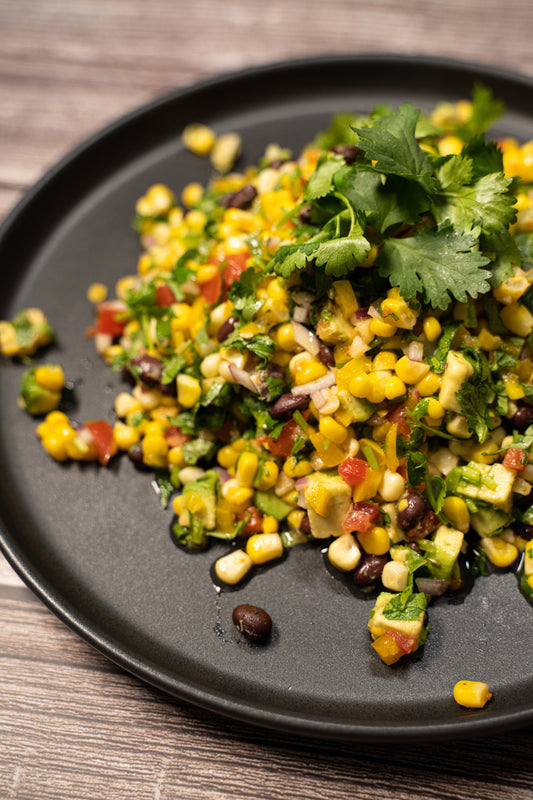 Salade de maïs grillé, légumes croquants et fèves noires, parfum du sud