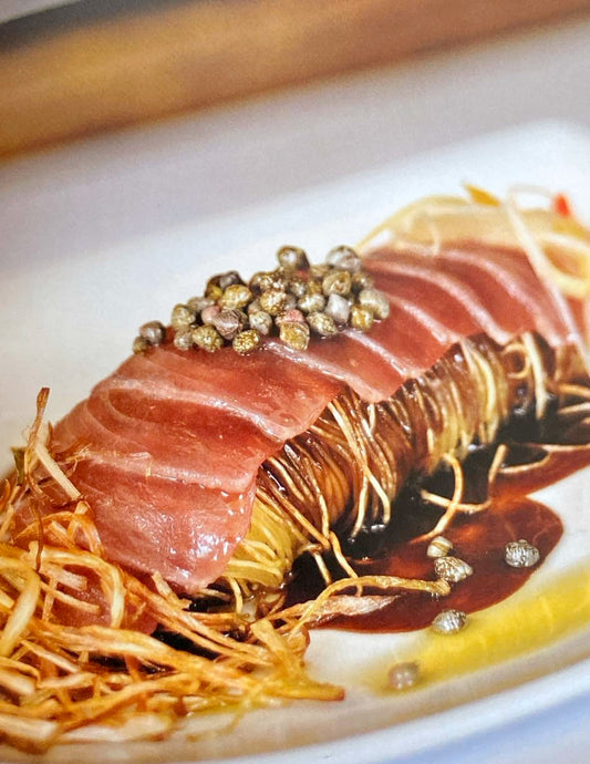 Sashimi de thon rouge à l’huile d’olive et aux câpres sur capellinis rôtis