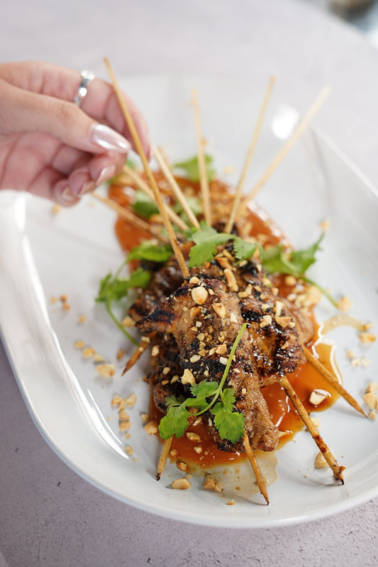 Satés de filet de porc aux saveurs orientales et  sa sauce aux arachides