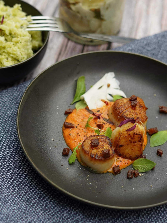 Pétoncles poêlés au chorizo avec sauce aux poivrons grillés