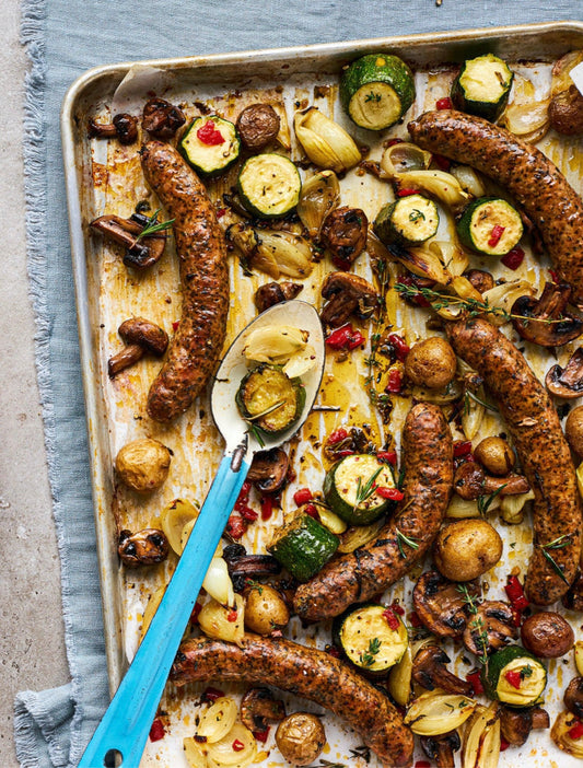 Saucisses aux fines herbes à la tombée de champignons au beurre et aux courgettes