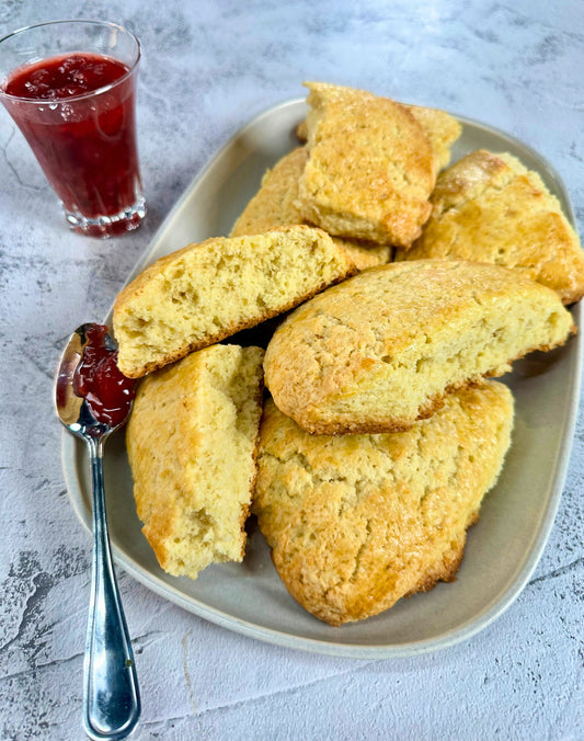 Scones au babeurre et confiture de fraises
