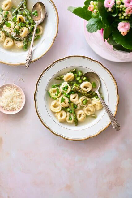 Soupe de tortellini in brodo, aux légumes printaniers