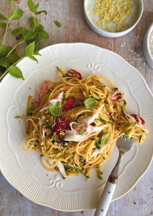 Spaghettini printaniers aux courgettes, au citron et au crabe des neiges