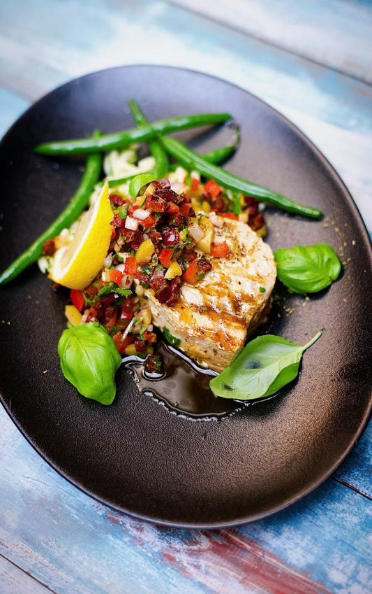 Steak d’espadon grillé, salsa d’olives aux fines herbes