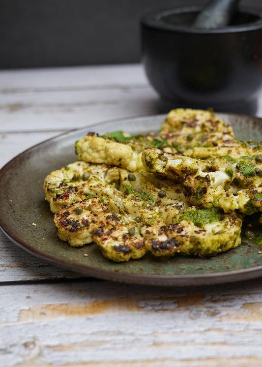 Steak de chou-fleur grillé à la persillade et épices à beefsteak