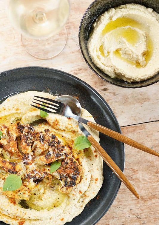 Steak de chou-fleur grillé mariné, sur hummus de choux-fleurs rôtis au citron et tahini