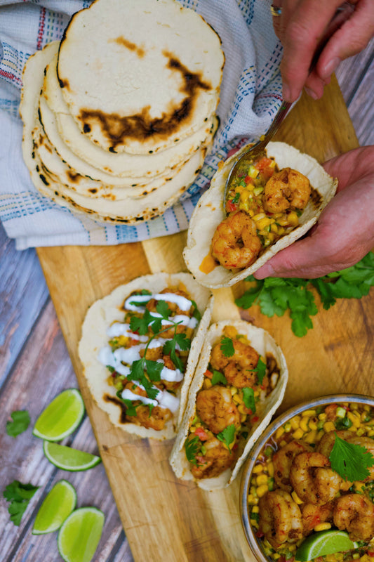 Tacos aux crevettes sautées, jalapeño et salsa de maïs à la coriandre