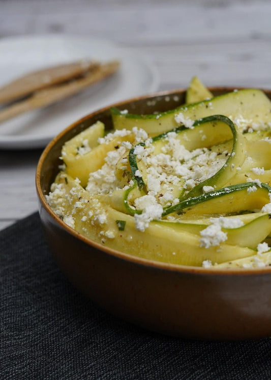Tagliatelles de courgettes, verdurette à la dijon, neige de féta