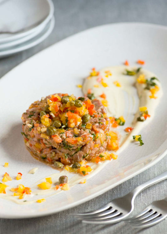 Tartare de boeuf aux poivrons de toutes les couleurs et au piment fort
