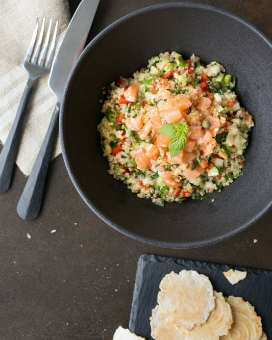 Tartare de saumon au quinoa, à la poire asiatique et aux herbes fines