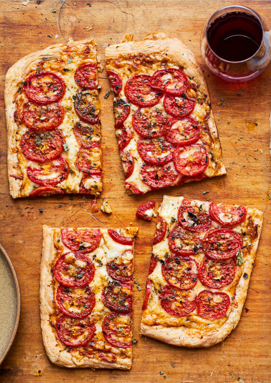 Tarte fine feuilletée aux tomates et au vieux cheddar
