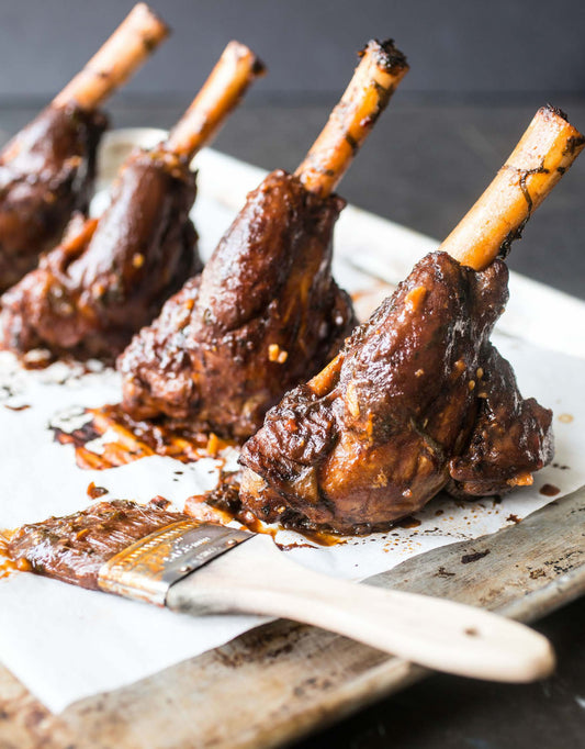Jarret d’agneau braisé, glacé au coulis de tomate épicées et à la menthe fraîche
