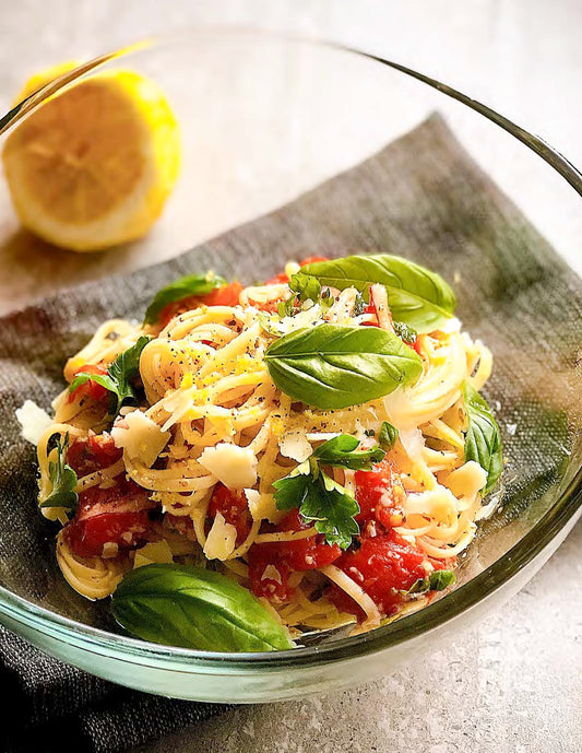 Linguines sauce crues au tomates, à l’ail et au fines herbes