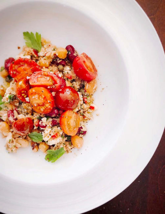 Salade de légumineuse au thon pâle, feta et légumes croquants à la méditerranéenne