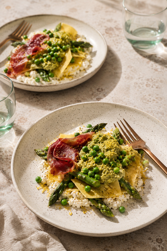 Voile de pâte fraîche aux asperges, petits pois et prosciutto croustillant