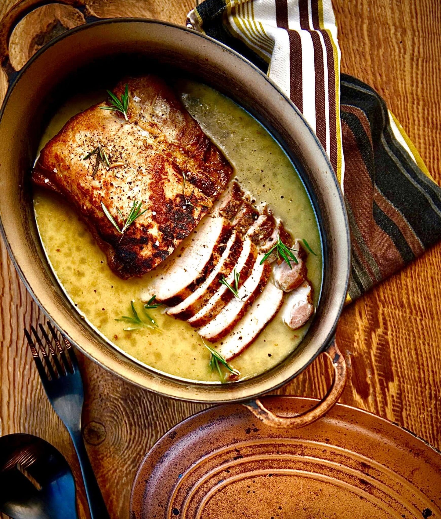 Étouffé de longe de porc saumuré, trio d’ail (confites, noires et fraîche)