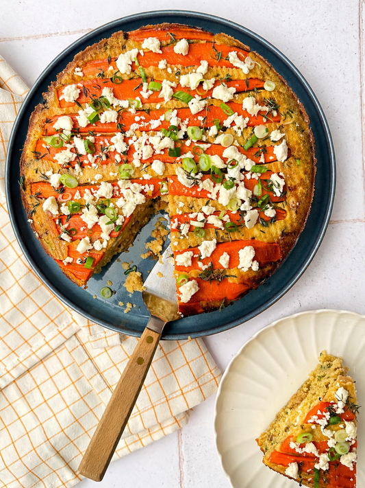 Gâteau aux carottes salé à la semoule de maïs, feta, miel et thym