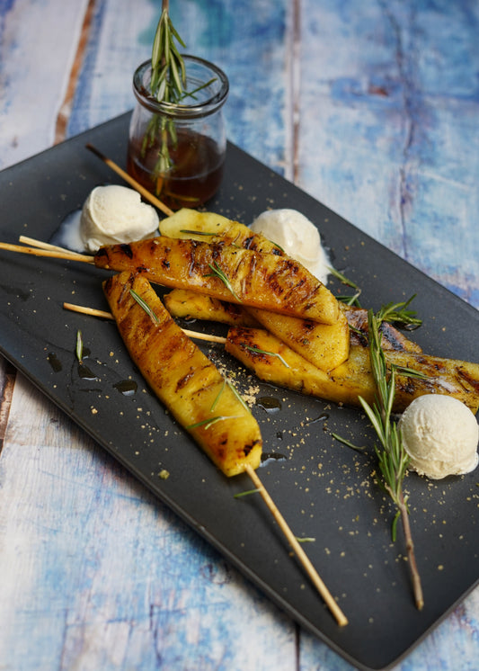 Ananas grillé au rhum, sucre brun et épices