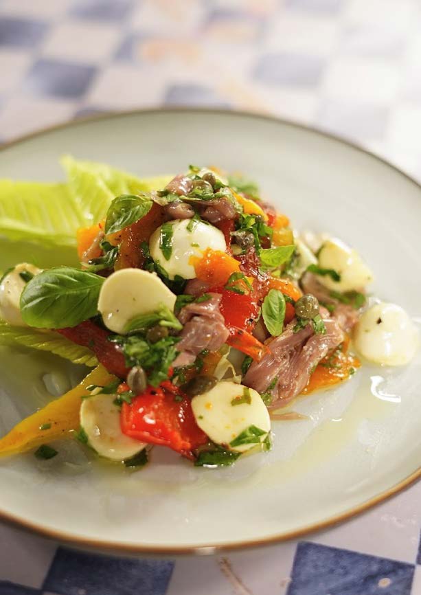 Antipasto de poivrons doux grillés aux prosciutto, basilic et bocconcini