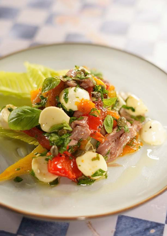 Antipasto de poivrons doux grillés aux prosciutto, basilic et bocconcini