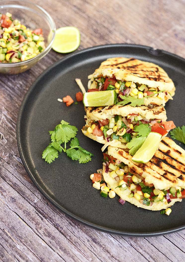 Arepas con queso, salsa de maïs grillé et légumes croquants