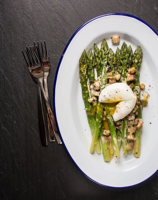 Asperges aux lardons, sauce crémeuse à l’orange, oeufs coulants