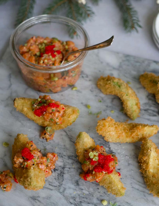 Avocats frits, tartare de truite et oeufs de lompe