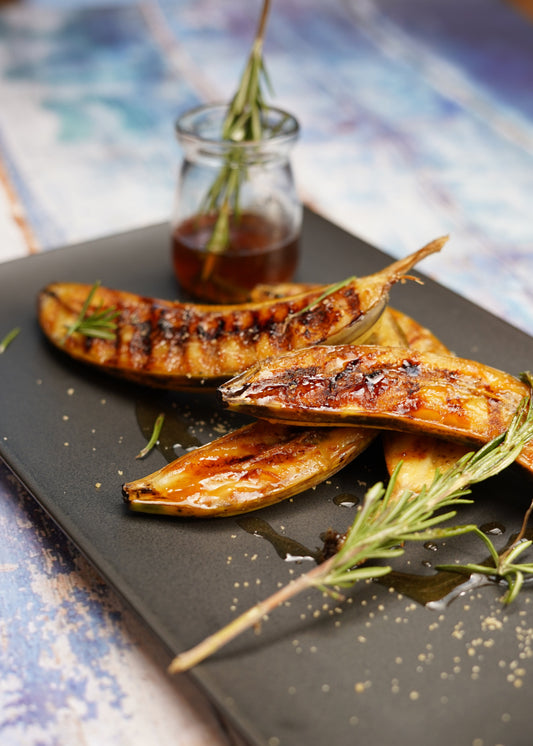 Bananes grillées au sucre brun et épices
