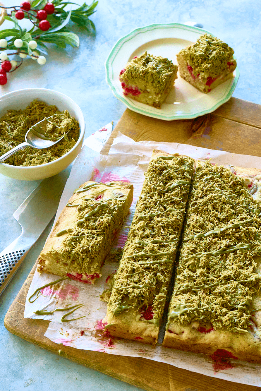 Barres blondies aux framboises et glaçage croquant au pistache style Dubaï