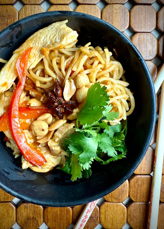 Bol de nouilles asiatiques au poulet et arachides croquantes