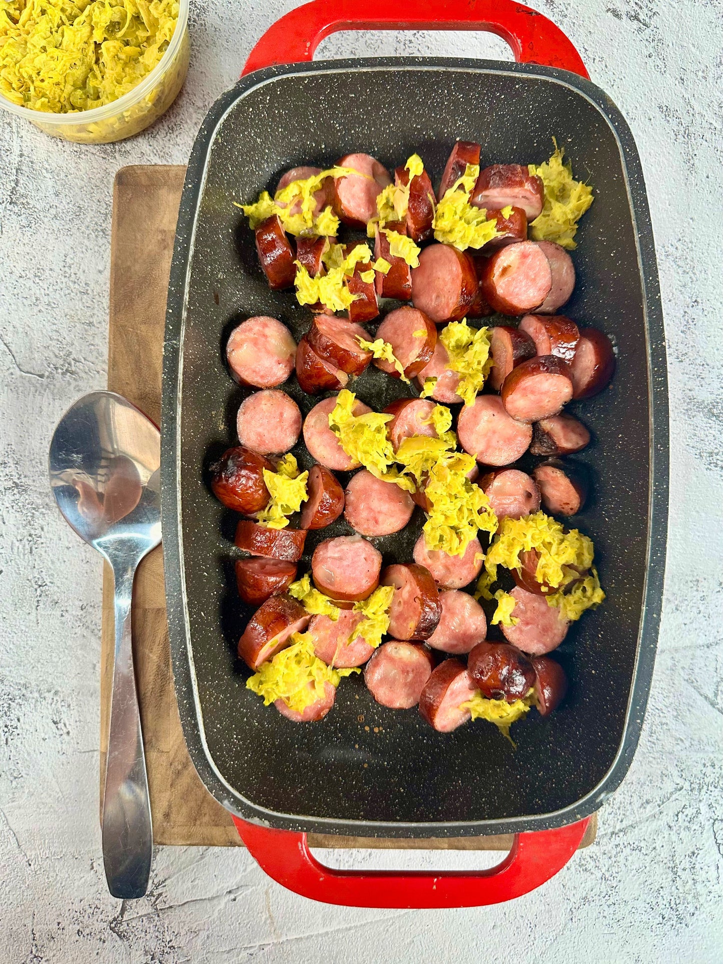 Bouchées de saucisses William au fromage, choucroute, cornichons et moutarde