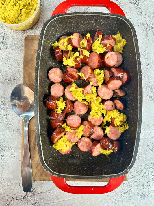 Bouchées de saucisses William au fromage, choucroute, cornichons et moutarde