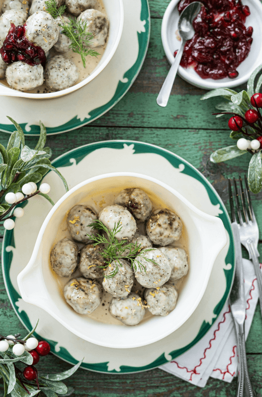 Mini-cocotte de boulettes de dinde à la suédoise, sauce crémeuse aux herbes et airelles