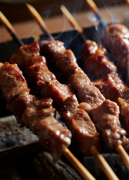 Brochettes de bavette à l’ail noir