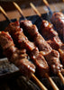 Brochettes de bavette à l’ail noir