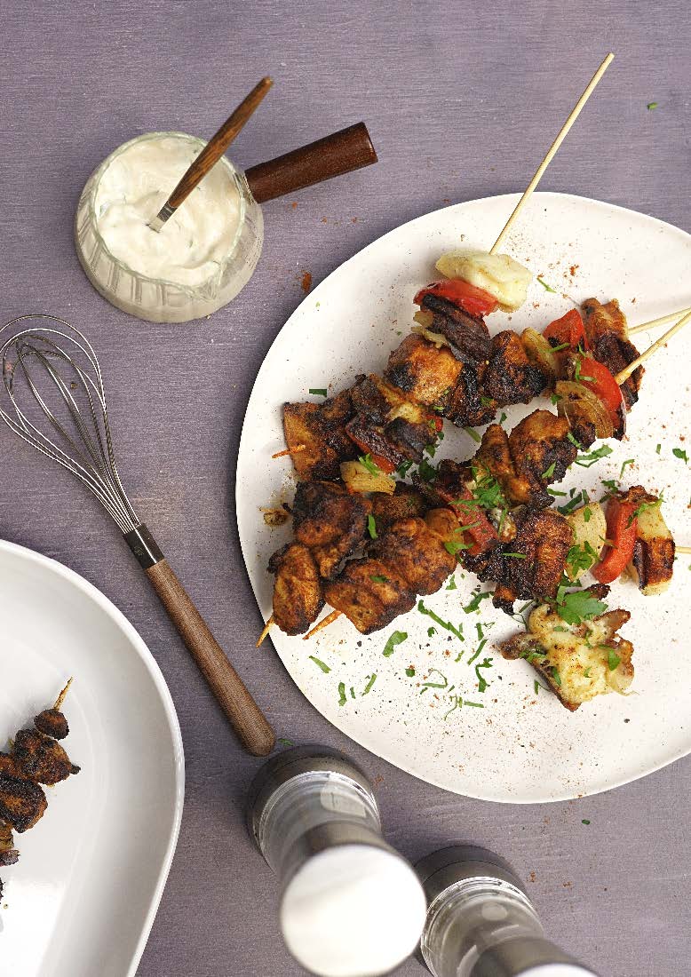 Brochettes de blanc de volaille au poivron rouge et aux oignons, façon hongroise