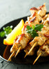 Brochettes de blanc de volaille, parmesan, miel ail confit et origan