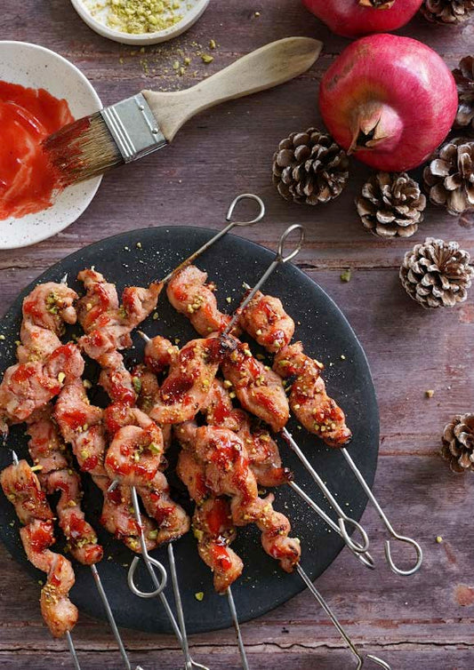 Brochettes de dinde laquée, grenade et pistaches