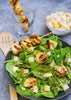 Brochettes de fromage halloumi sur nid d’épinards aux asperges, à la poire asiatique et aux pistaches