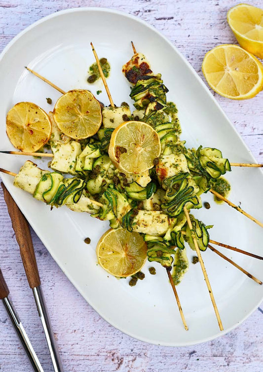 Brochettes de rubans de courgettes, halloumi et oignon, vinaigrette au citron