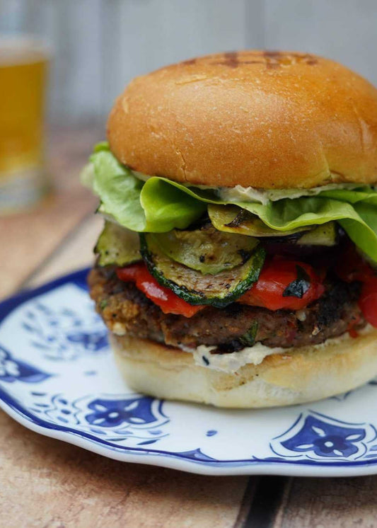 Burger d’agneau aux légumes grillés et sauce au sésame