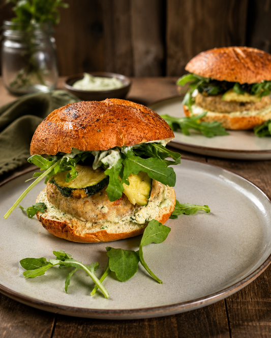 Burger de poulet farci au fromage de chèvre, noix de pin et herbes fraîches