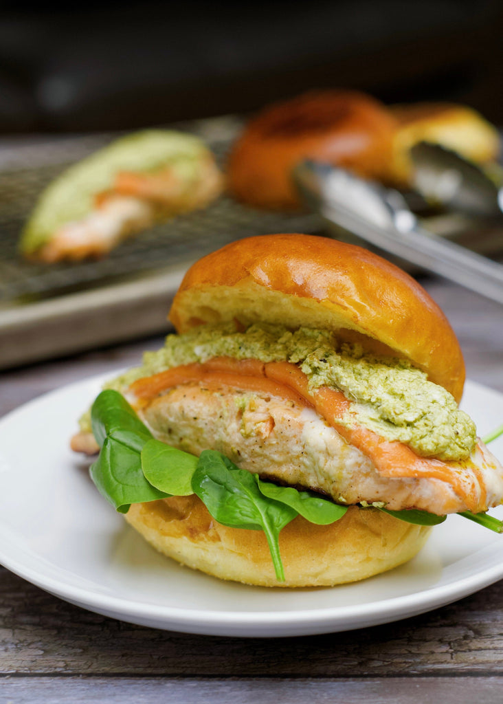 Burgers de duo de saumon au fondant de pesto de chèvre